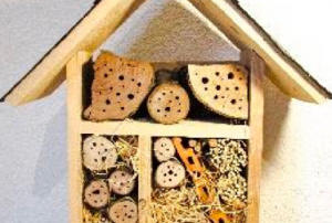 Großes Zuhause für Wildbienen und andere Nützlinge: Großes Insektenhotel aus Holz mit Dachpappe und drei Kammern