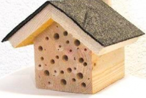 Das kleine Zuhause für Wildbienen: Mini-Insektenhotel aus Holz mit Dachpappe