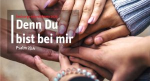 Verschiedene Hände treffen sich sternförmig in der Mitte des Bildes