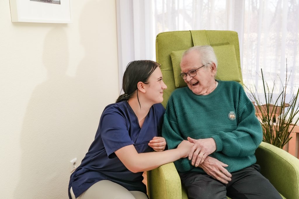St. Maria - eine Altenhilfeeinrichtung der Theresia-Hecht-Stiftung in Dietenheim-Regglisweiler; Seniorenheim, Pflegeheim, Demenzhaus, Tagespflege, Pflegeberatung. Wir stellen ein: Pflegekräfte, Altenpflegehelfer; Foto: Andreas Keilholz