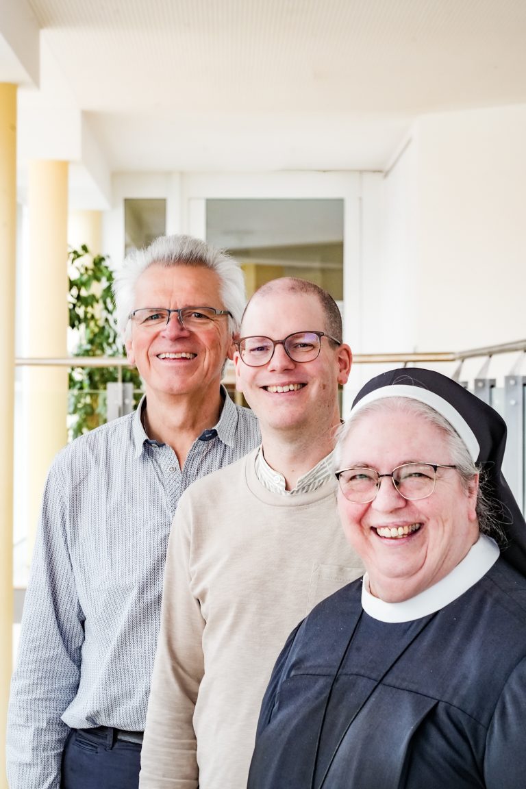 Alfons Leierseder, Raphael Steber und Sr. Veronica Haug: Seelsorgeteam der Theresia-Hecht-Stiftung (Altenhilfe, Jugendhilfe, Teilhabe) in Dietenheim-Regglisweiler (Umkreis Illertissen, Senden, Vöhringen) Foto: Andreas Keilholz